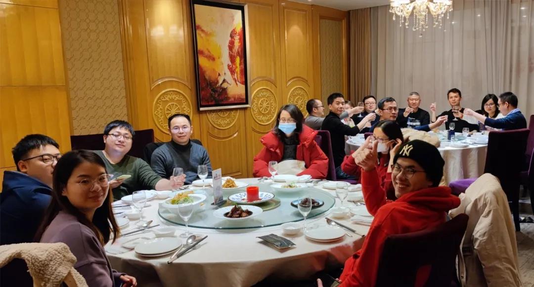 齊心協(xié)力，乘風(fēng)破浪！聚集夢(mèng)想，贏在未來(lái)！